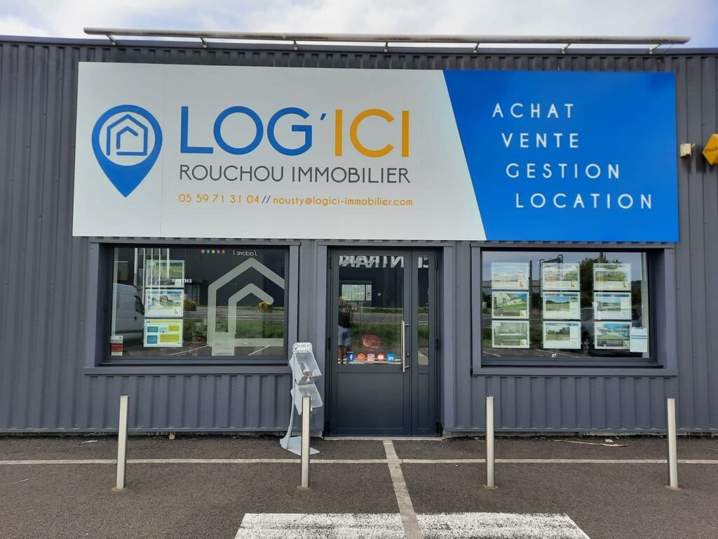 Enseigne personnalisée Bleu et blanche avec le logo de Log'Ici, une agence immobilière