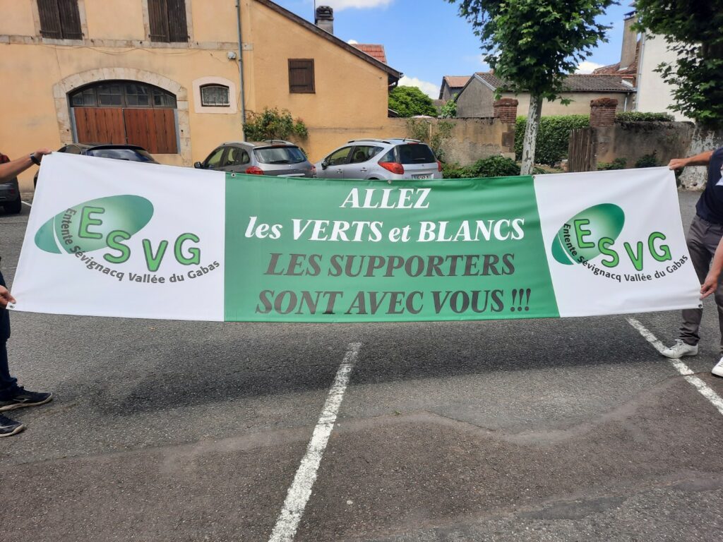 Bâche verte avec du blanc sur les côtés avec le logo SVG